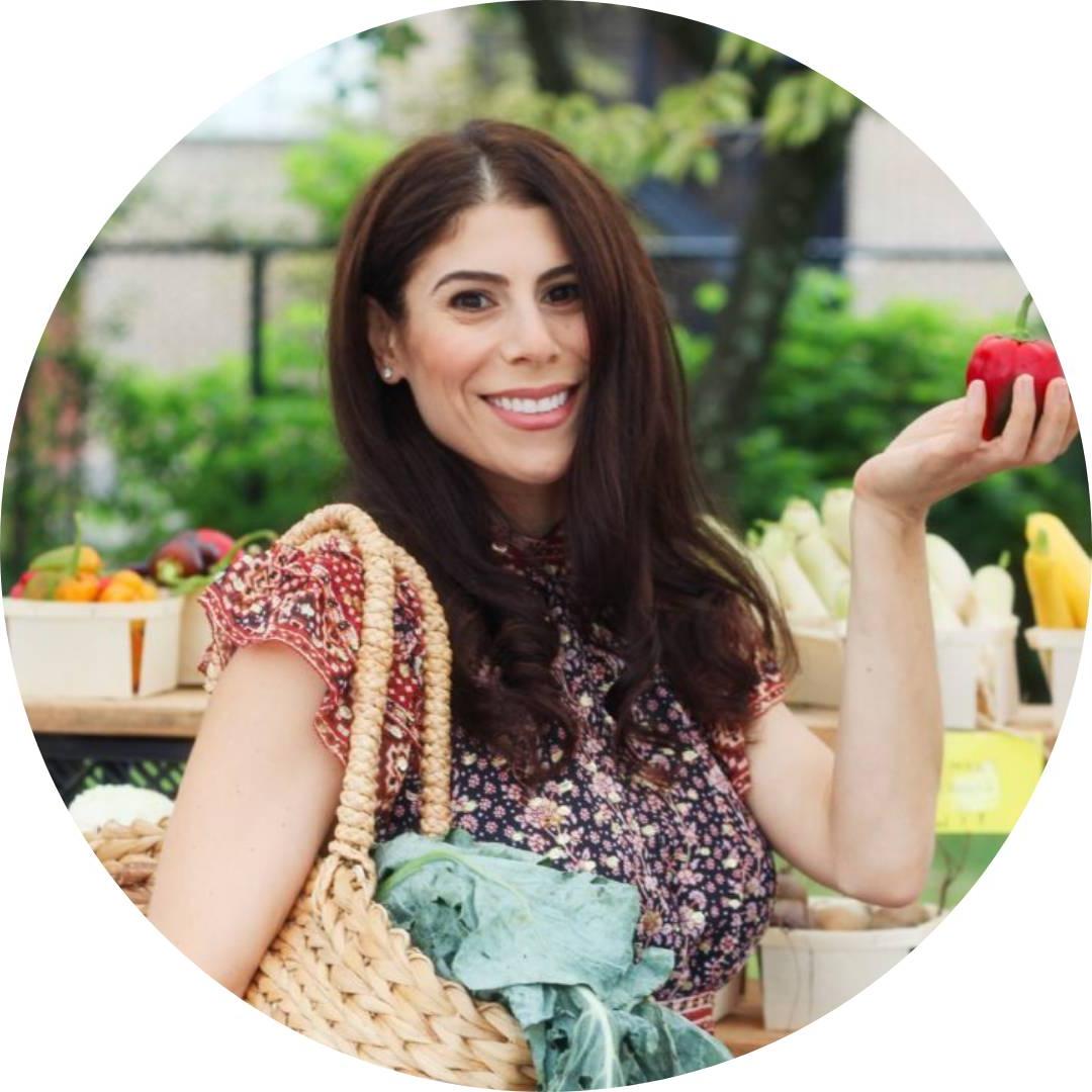 image of Instagrammer @confessionofadietitian smiling and holding an apple